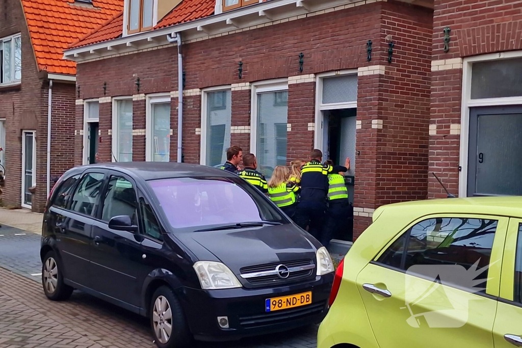 Bewoner probeert hulpdiensten te weren na brandmelding