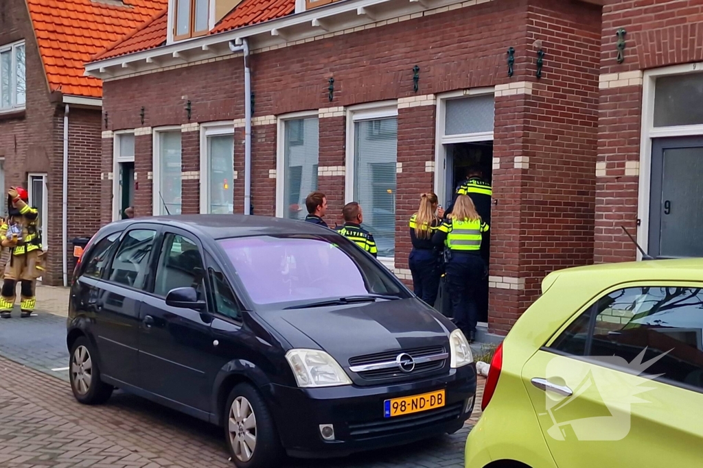 Bewoner probeert hulpdiensten te weren na brandmelding