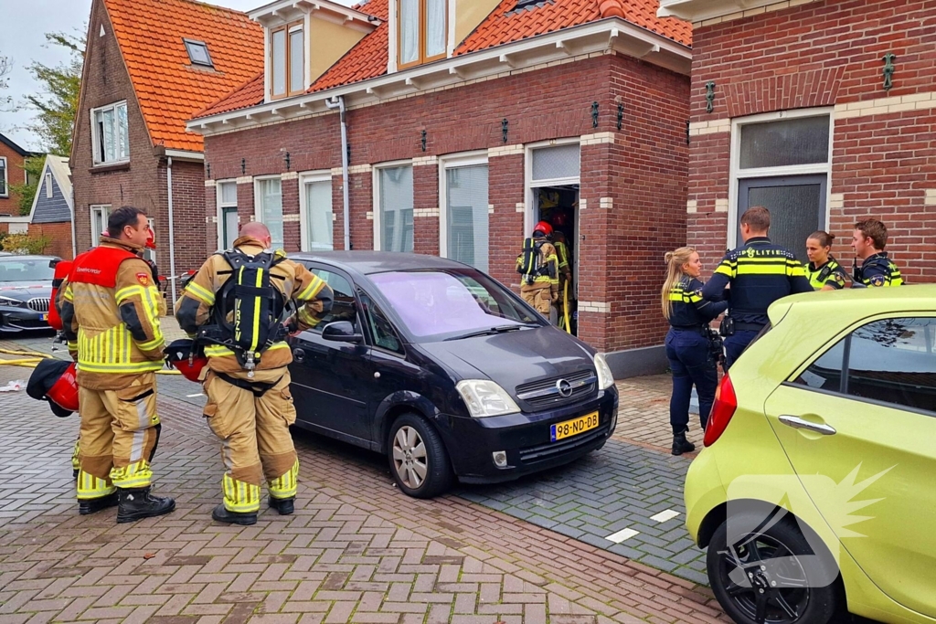 Bewoner probeert hulpdiensten te weren na brandmelding