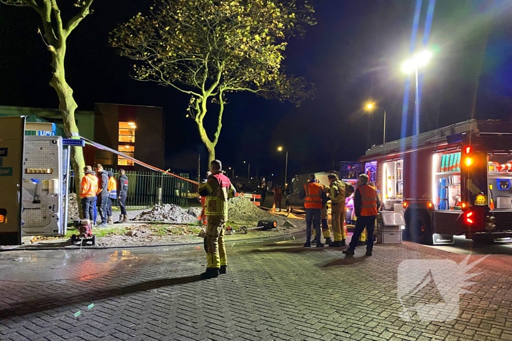 Boom dreigt om te vallen na wateroverlast en zorgt voor gevaar wegens gasleiding