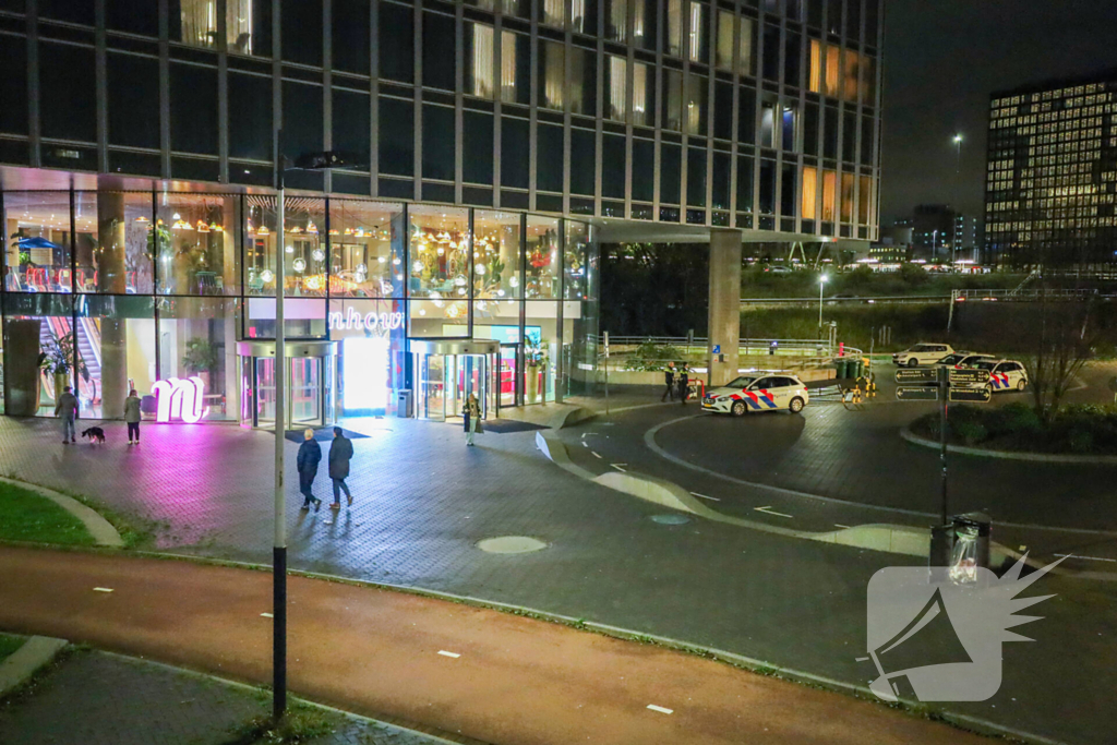 Gewonde door steekpartij met glas in hotelkamer