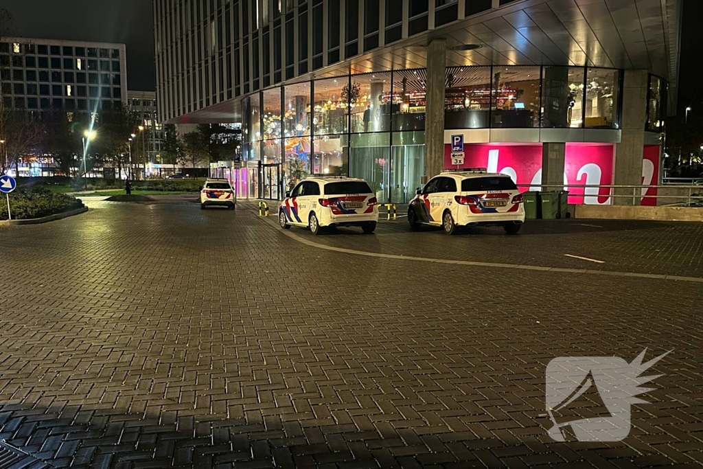 Gewonde door steekpartij met glas in hotelkamer