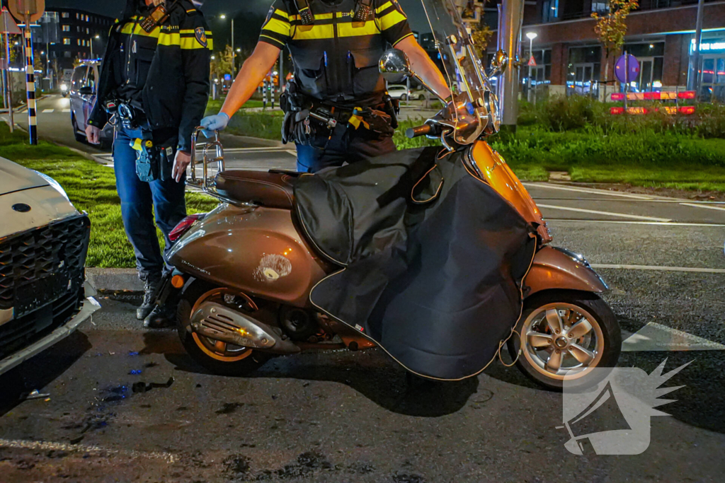 Scooterrijder ten val na botsing met auto