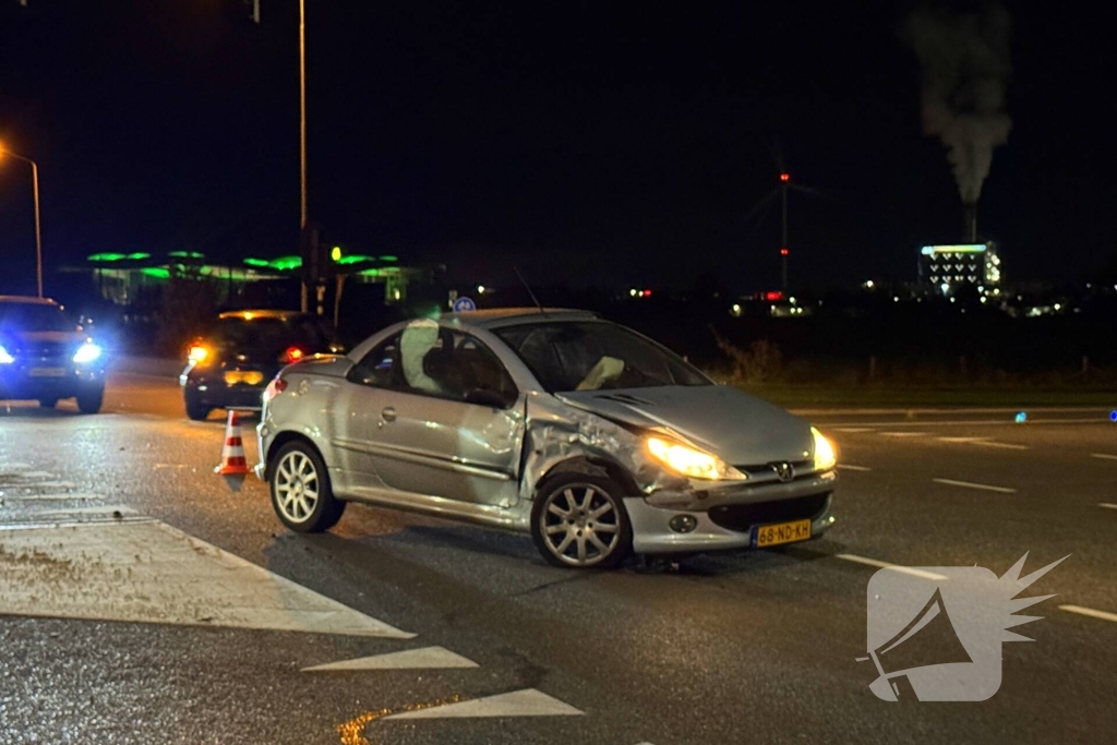 Kruising bezaaid met brokstukken na harde botsing