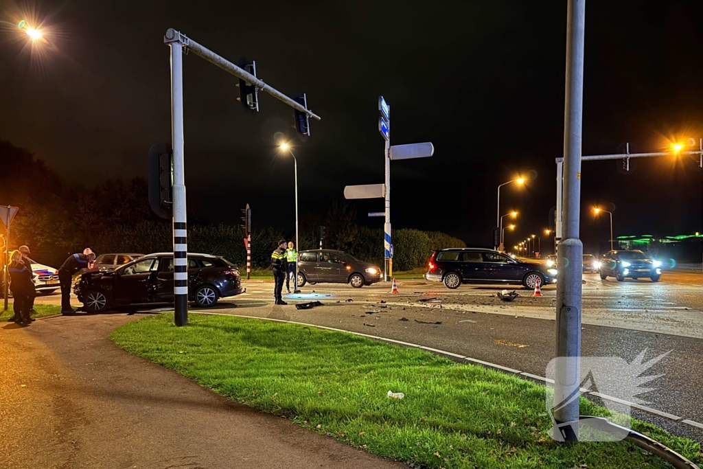 Kruising bezaaid met brokstukken na harde botsing