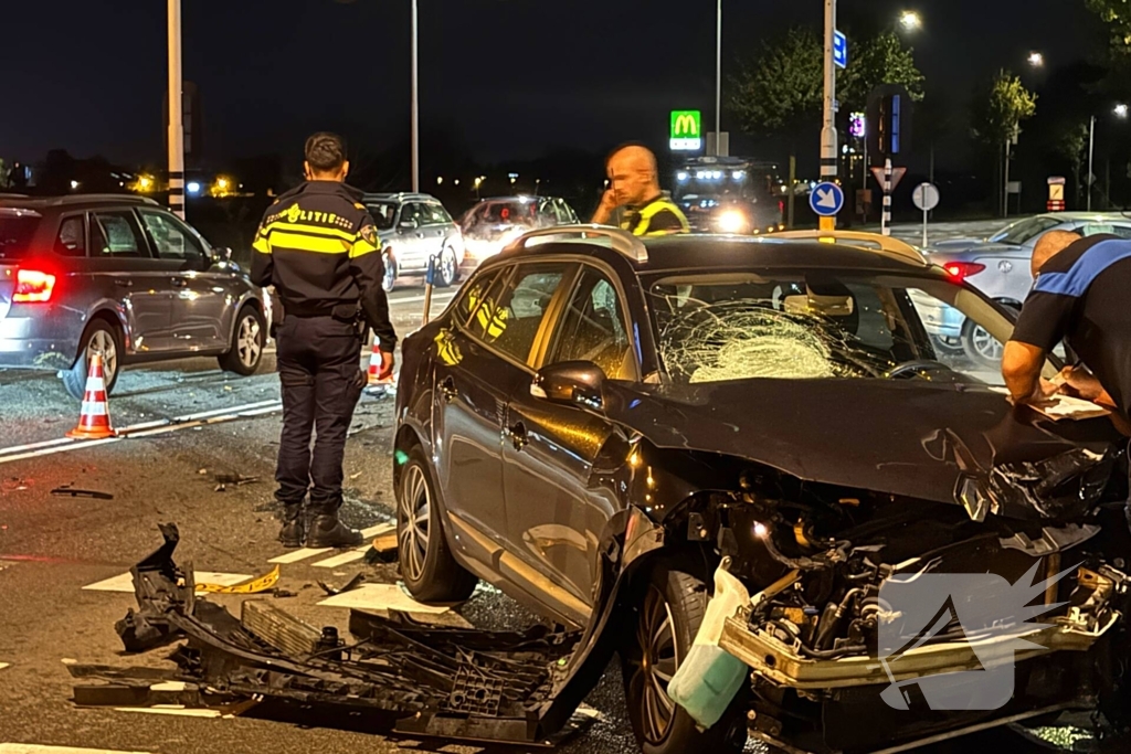 Kruising bezaaid met brokstukken na harde botsing