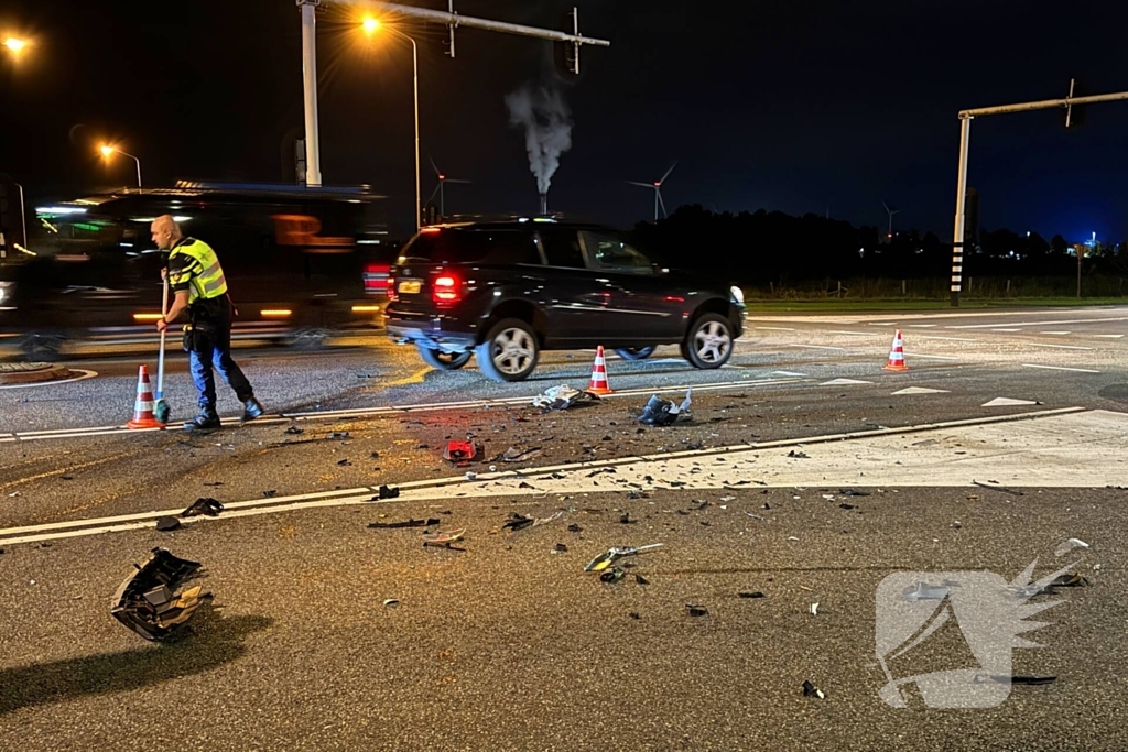 Kruising bezaaid met brokstukken na harde botsing