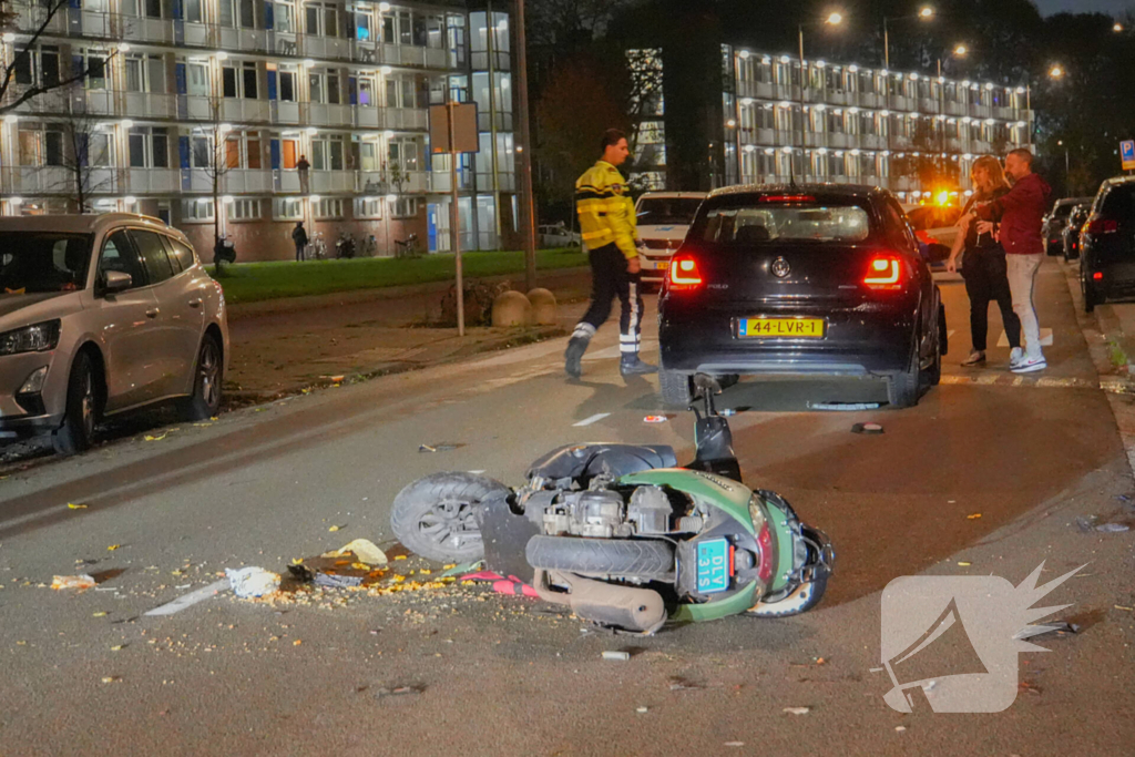 Automobilist krijgt harde botsing met scooterrijder