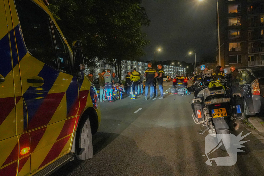 Automobilist krijgt harde botsing met scooterrijder