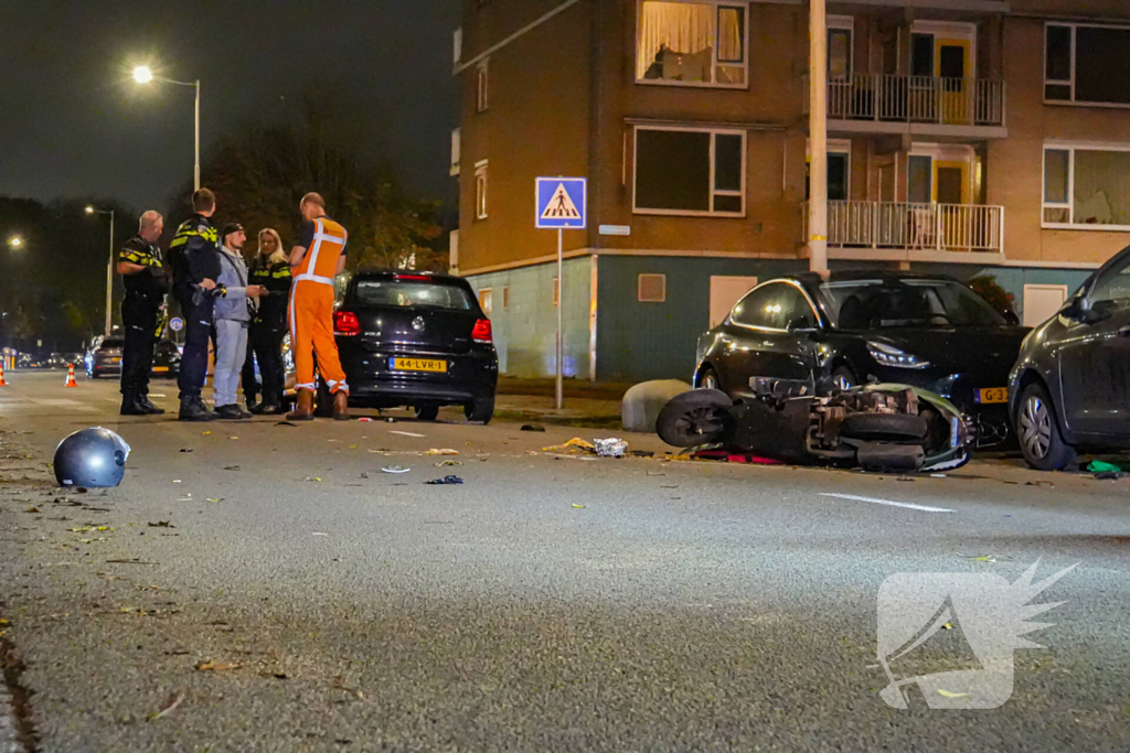 Automobilist krijgt harde botsing met scooterrijder