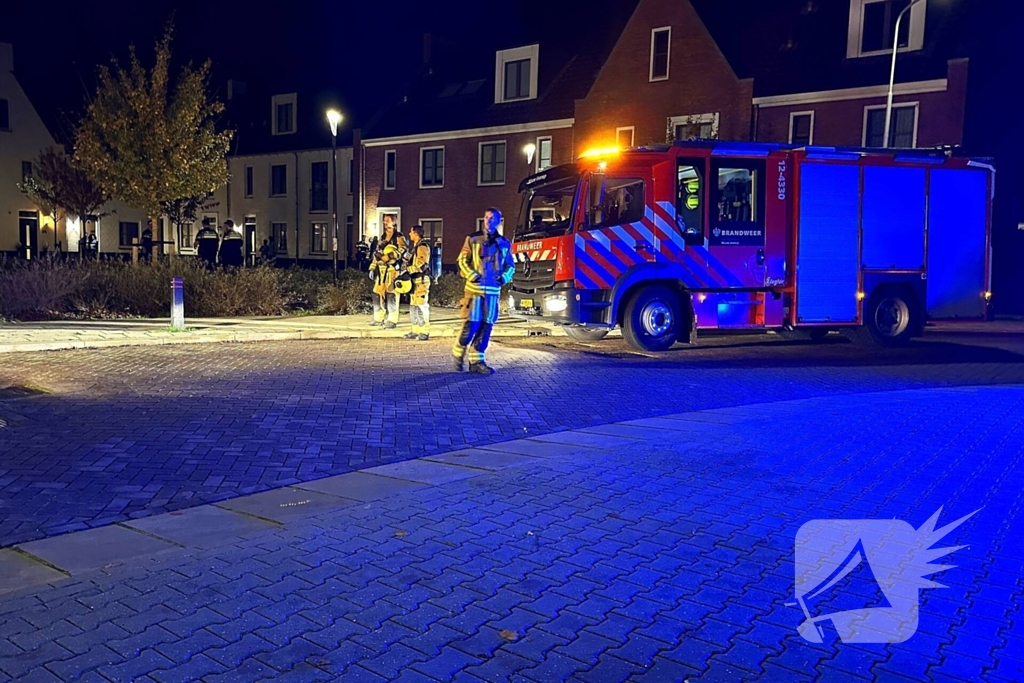 Brandweer blust brand op zolder