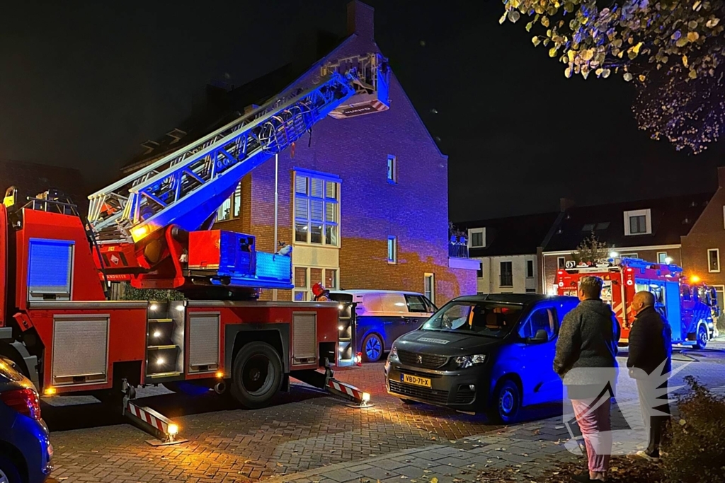 Brandweer blust brand op zolder