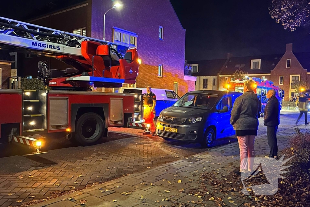 Brandweer blust brand op zolder