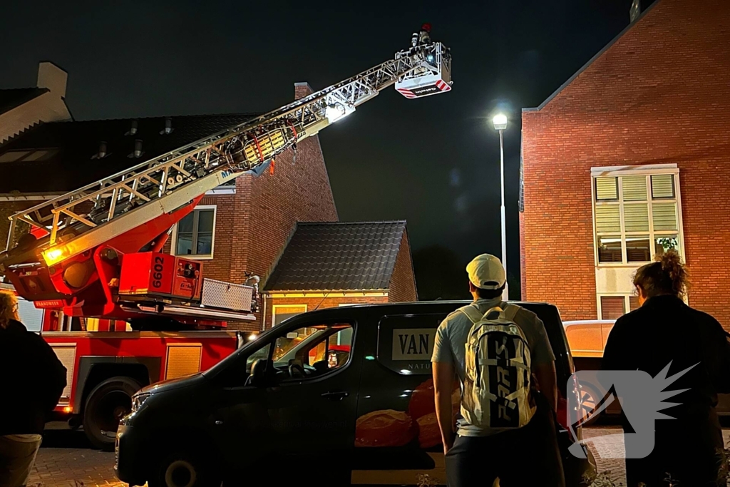 Brandweer blust brand op zolder