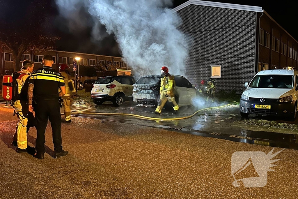 Auto volledig uitgebrand naast woning