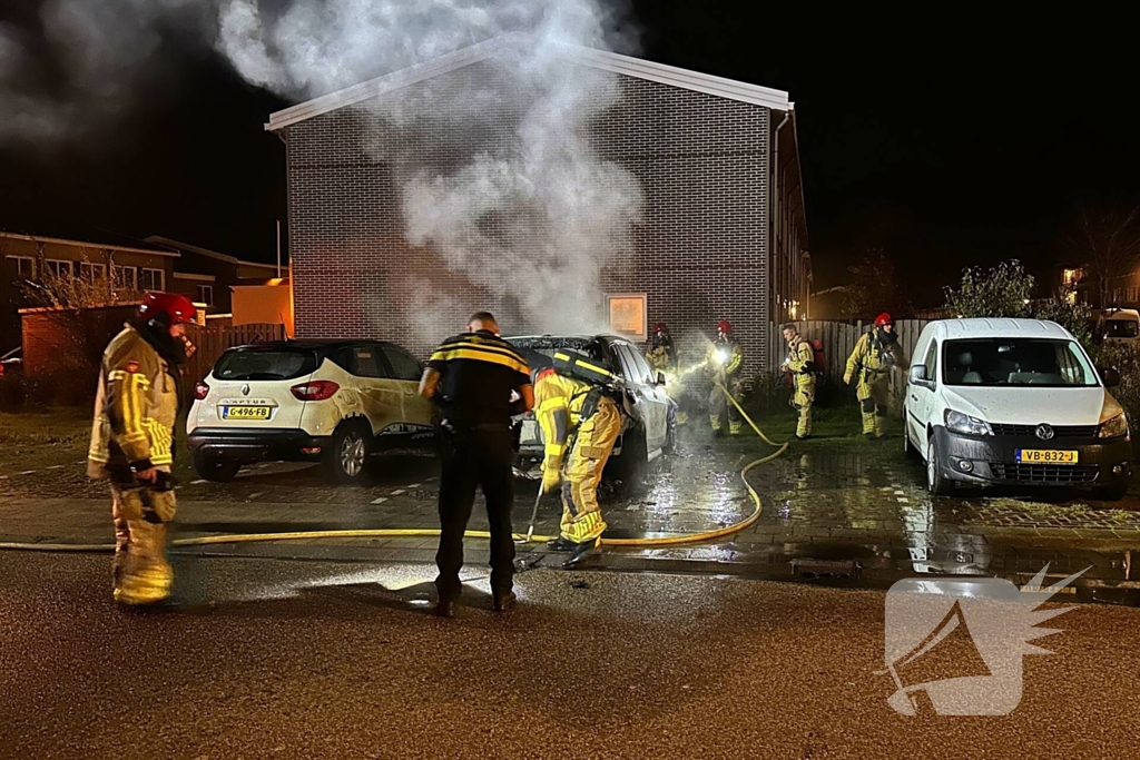 Auto volledig uitgebrand naast woning