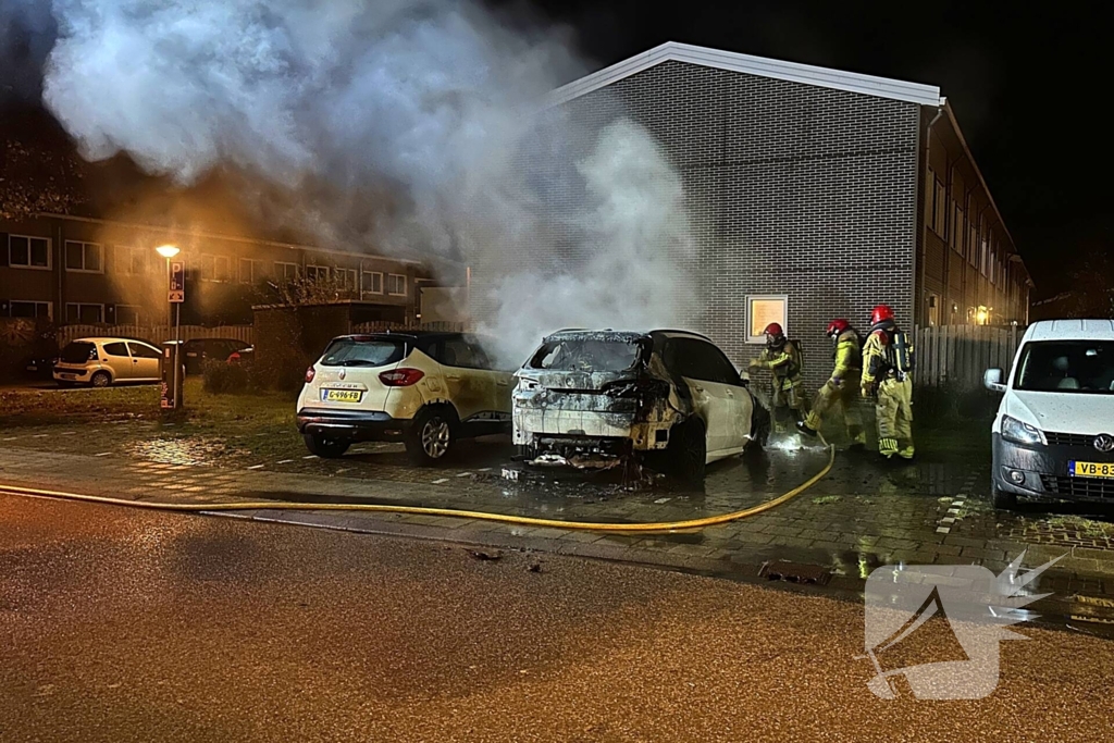 Auto volledig uitgebrand naast woning