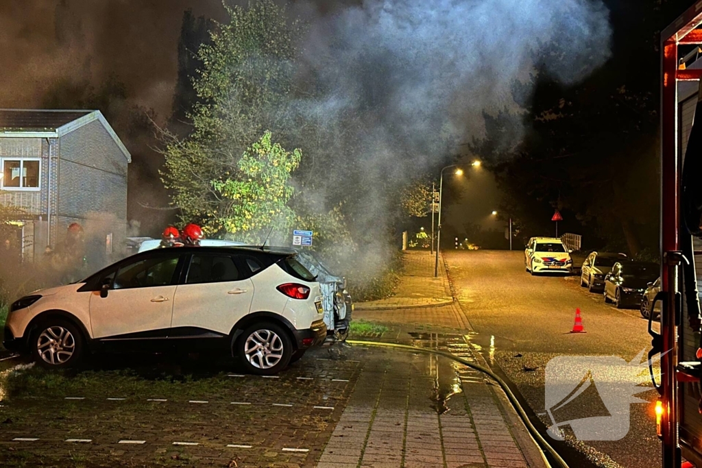 Auto volledig uitgebrand naast woning