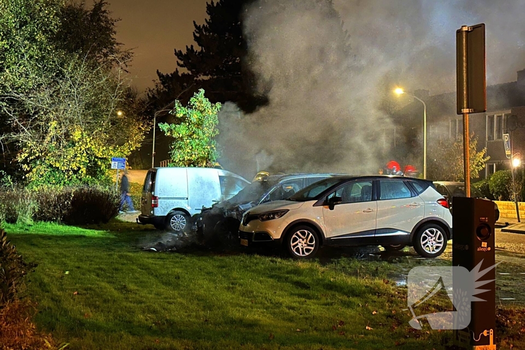 Auto volledig uitgebrand naast woning