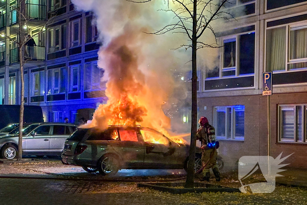 Opnieuw gaat auto in vlammen op