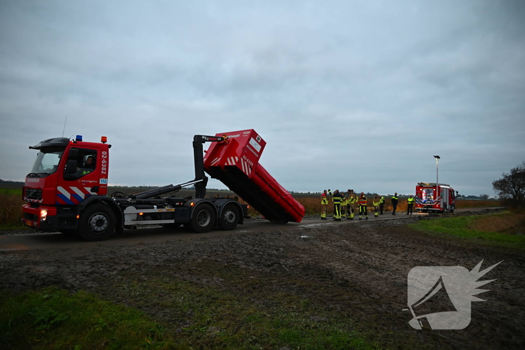 Vrachtwagen op zijn kant in de sloot