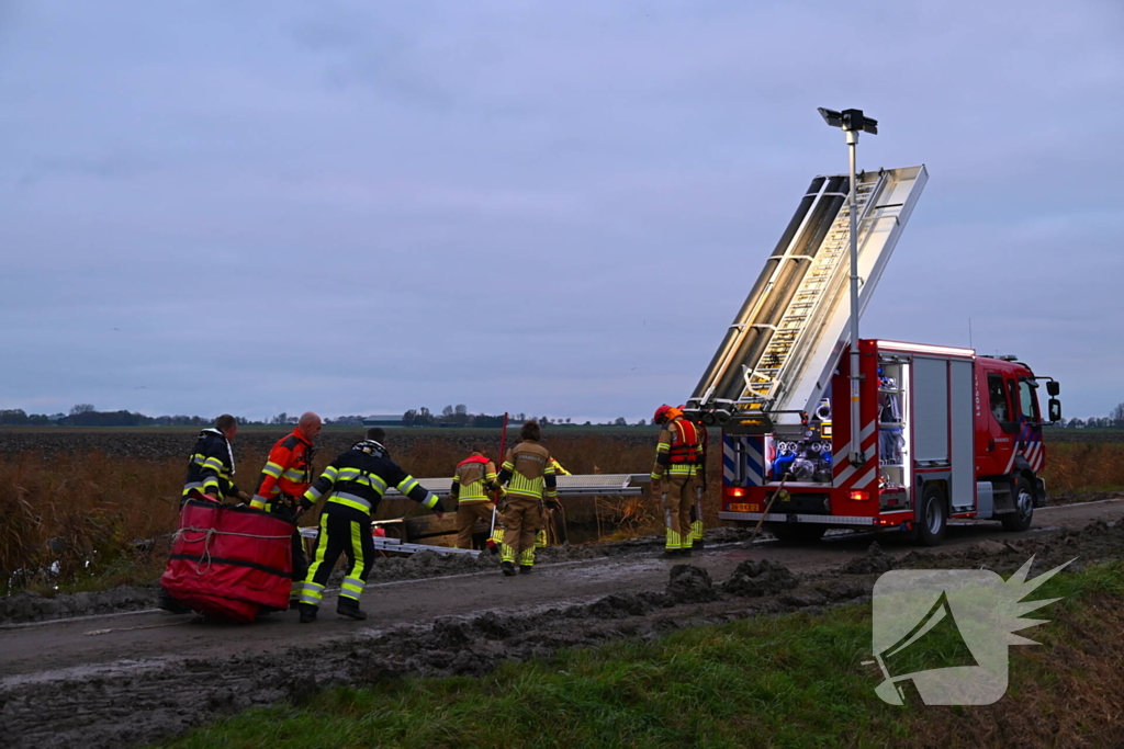 Vrachtwagen op zijn kant in de sloot