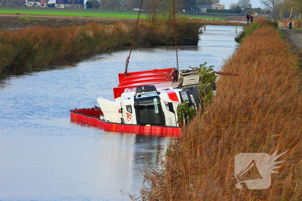 Vrachtwagen op zijn kant in de sloot