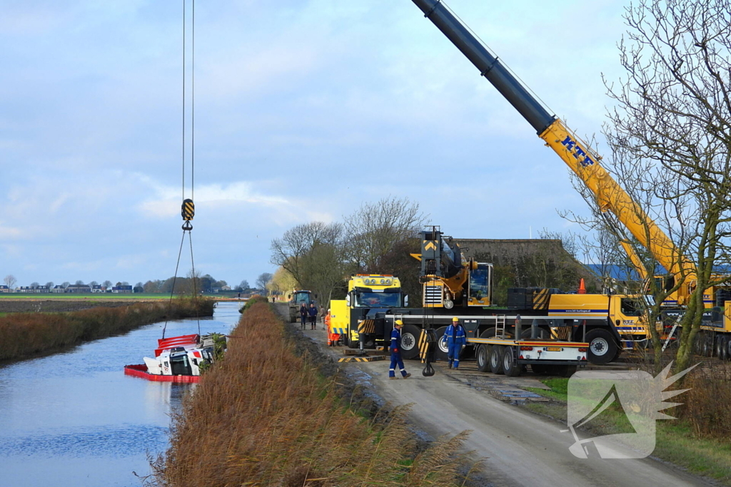 Vrachtwagen op zijn kant in de sloot