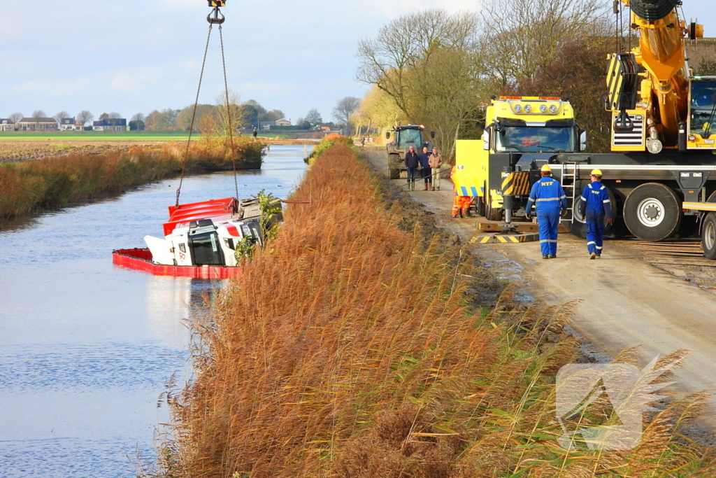 Vrachtwagen op zijn kant in de sloot