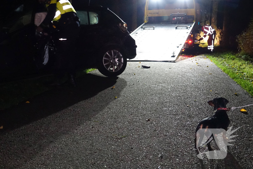 Auto zwaar beschadigd na botsing tegen boom