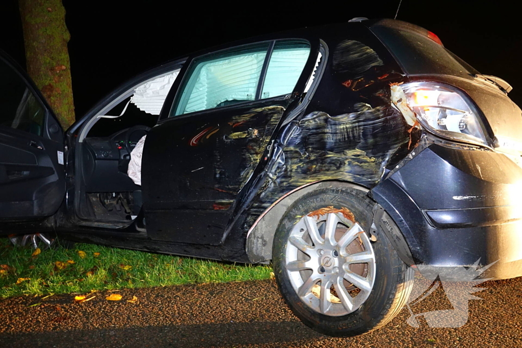 Auto zwaar beschadigd na botsing tegen boom