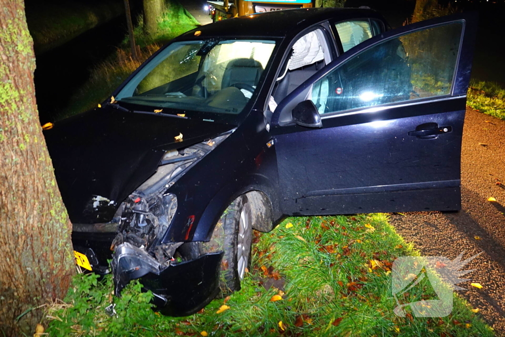 Auto zwaar beschadigd na botsing tegen boom