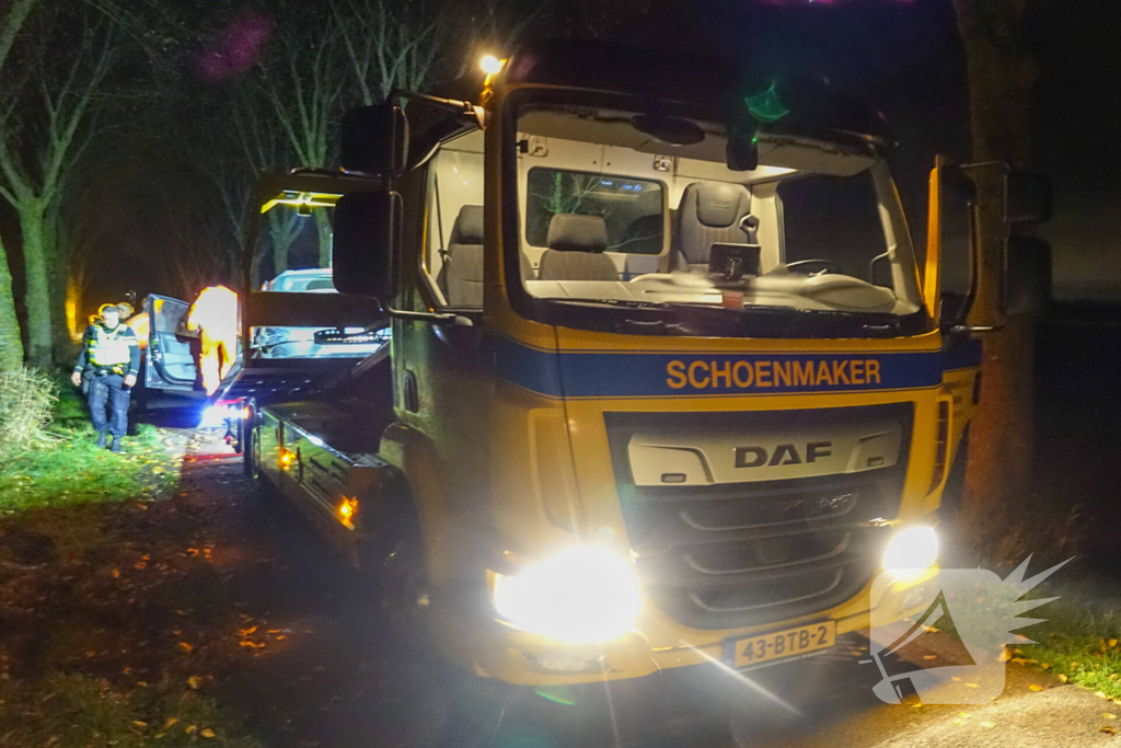 Auto zwaar beschadigd na botsing tegen boom