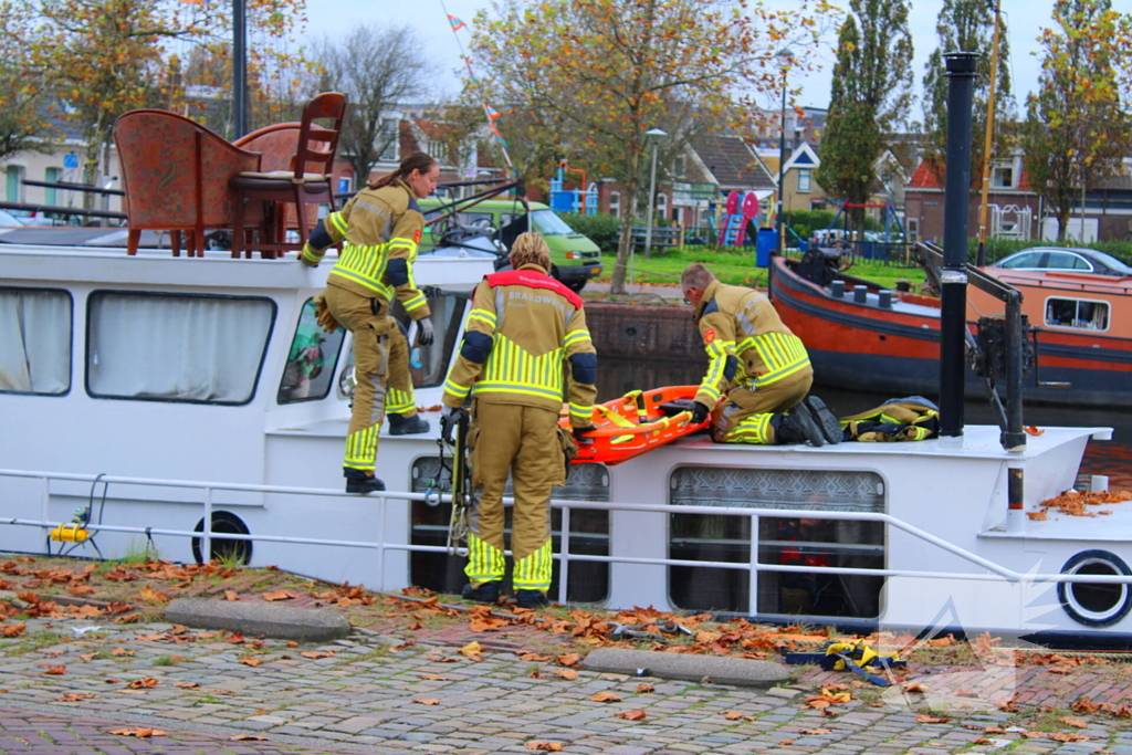 Brandweer hijst persoon uit boot