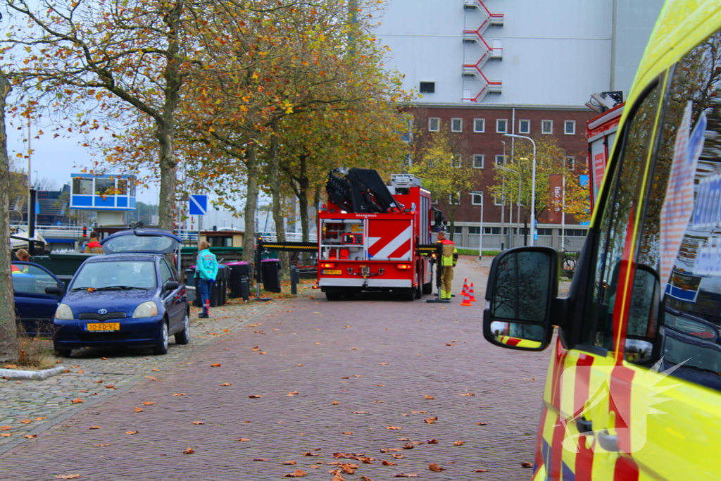 Brandweer hijst persoon uit boot