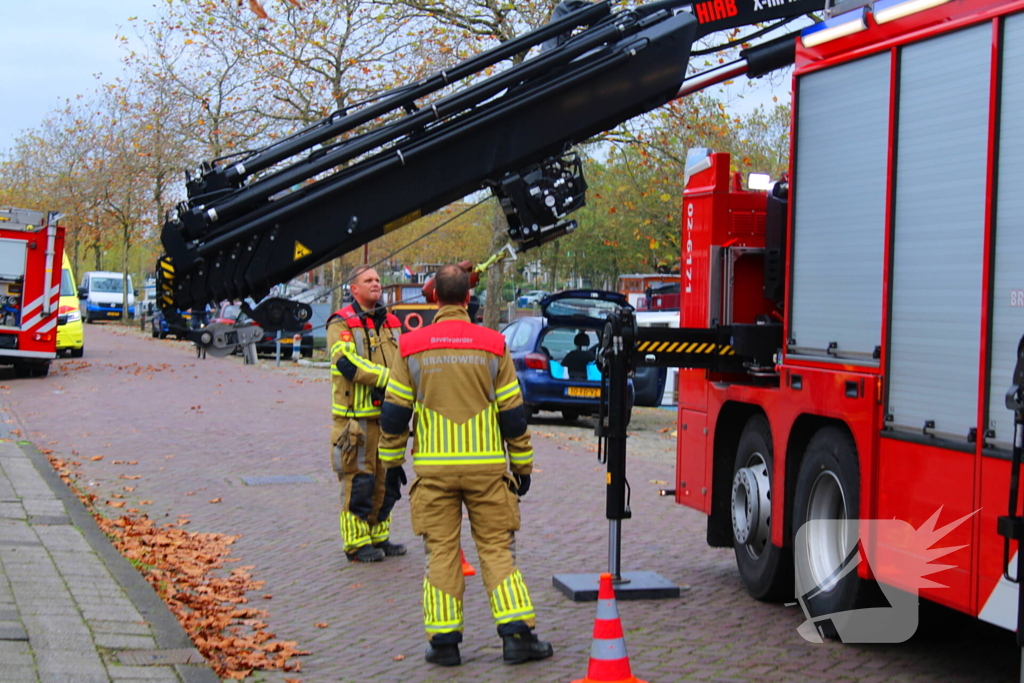 Brandweer hijst persoon uit boot