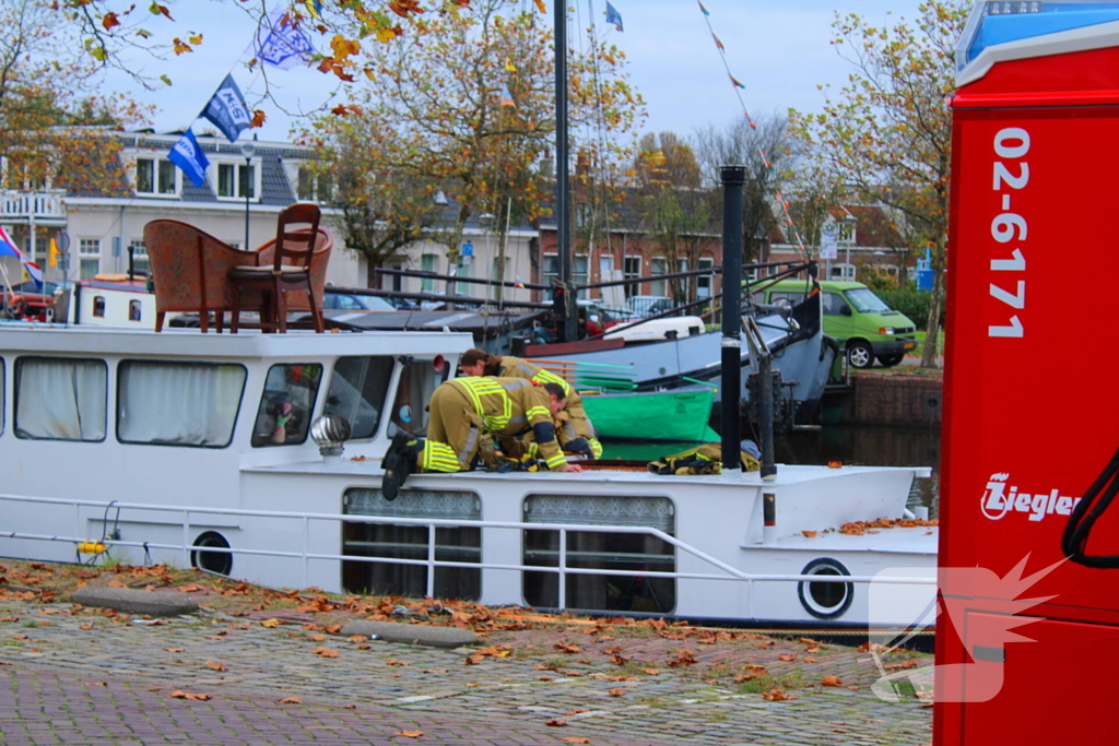 Brandweer hijst persoon uit boot