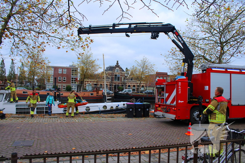 Brandweer hijst persoon uit boot