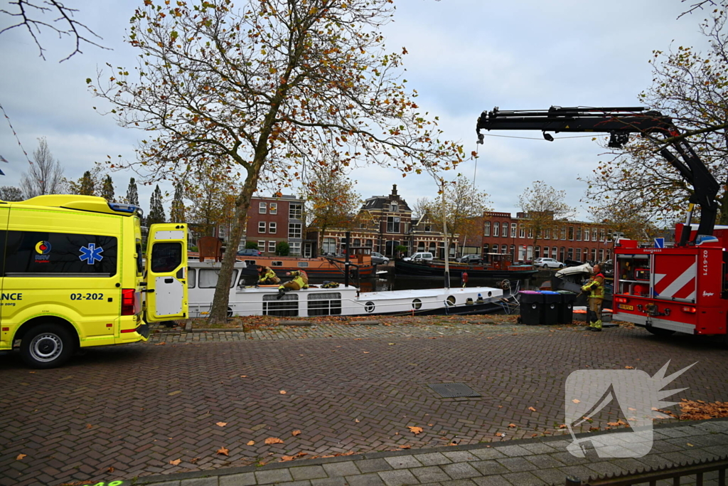 Brandweer hijst persoon uit boot