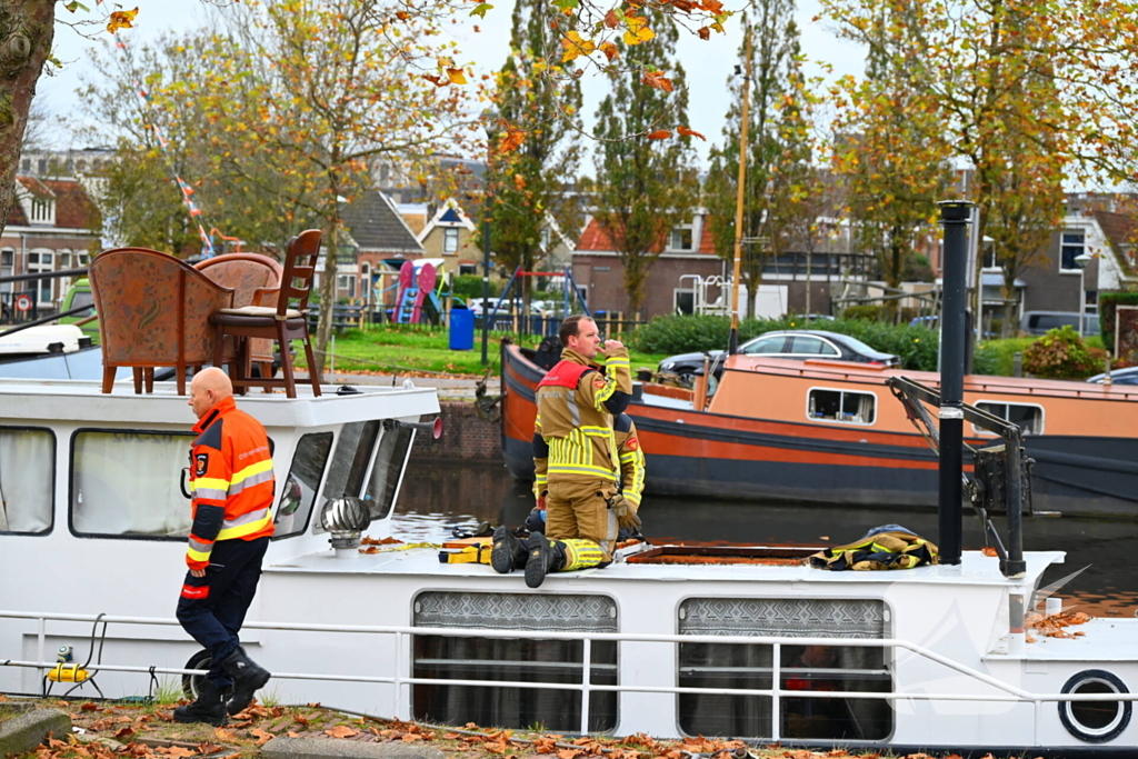 Brandweer hijst persoon uit boot