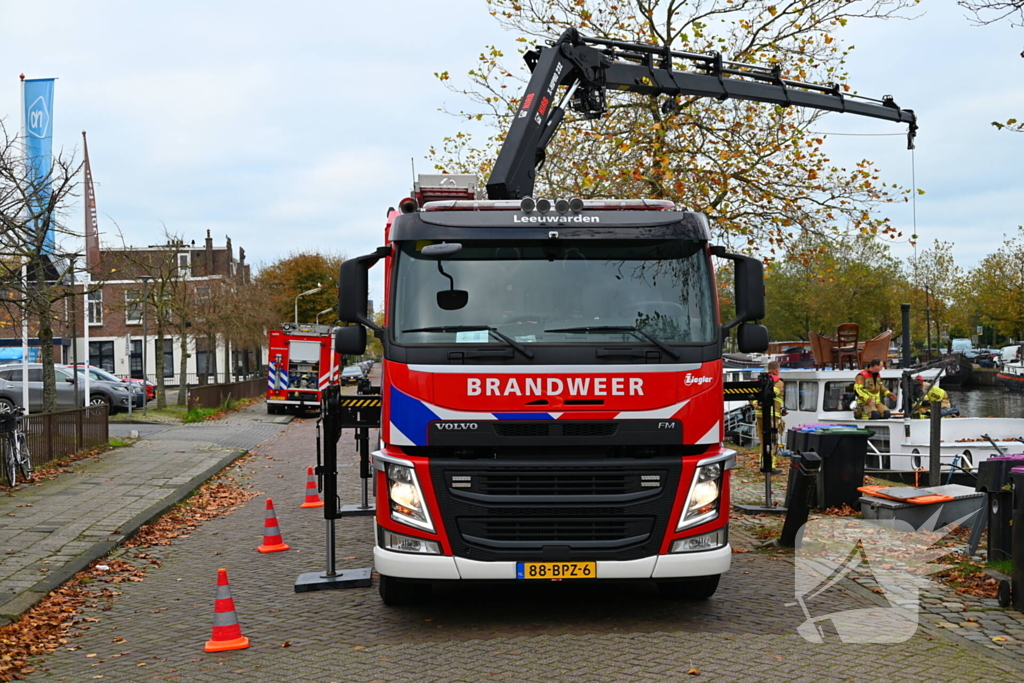 Brandweer hijst persoon uit boot