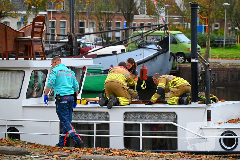 Brandweer hijst persoon uit boot