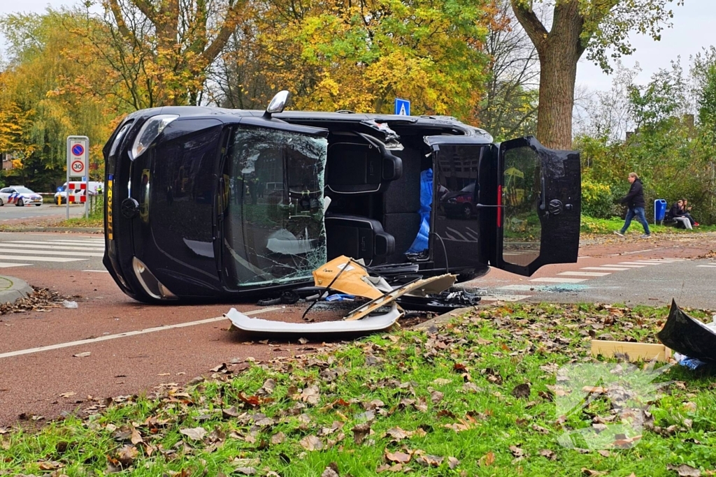 Voertuig gekanteld bij ernstig ongeval