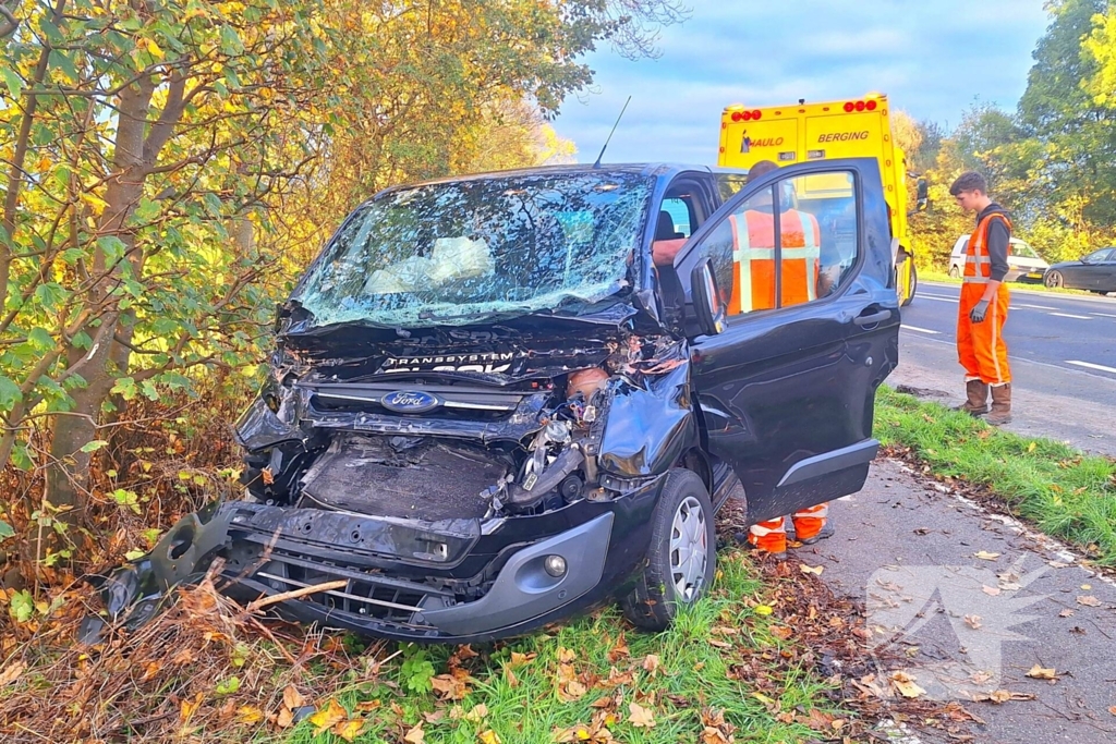 Bestelbus klapt achterop vrachtwagencombinatie