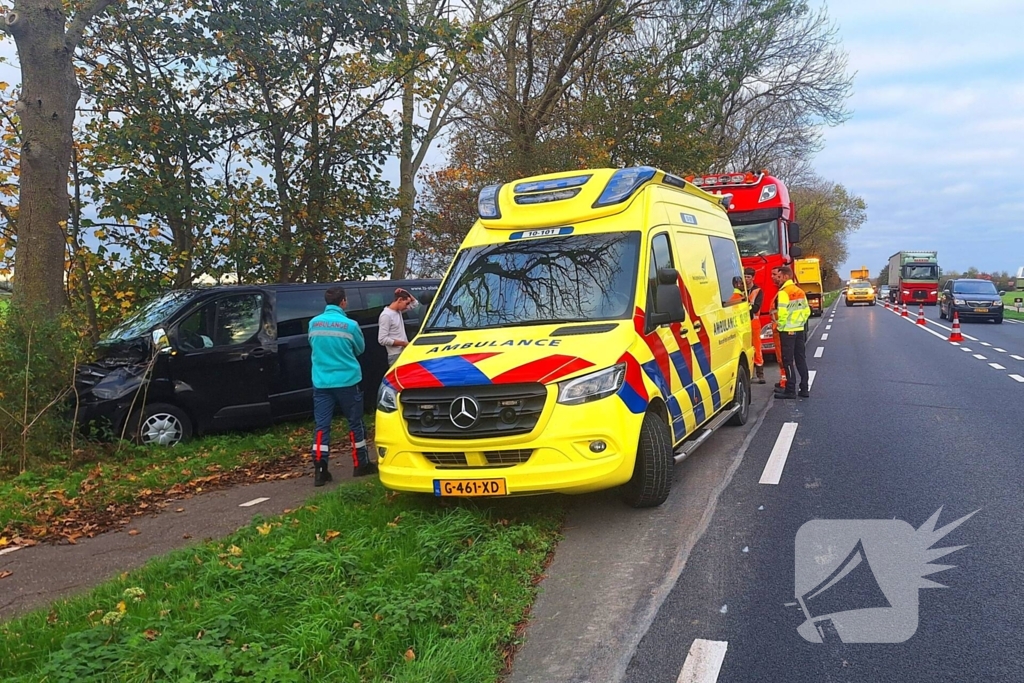 Bestelbus klapt achterop vrachtwagencombinatie