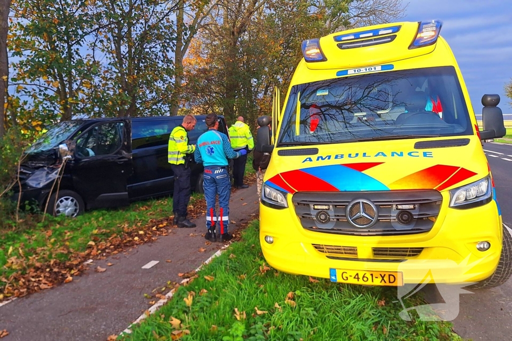 Bestelbus klapt achterop vrachtwagencombinatie