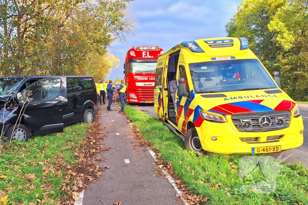 Bestelbus klapt achterop vrachtwagencombinatie