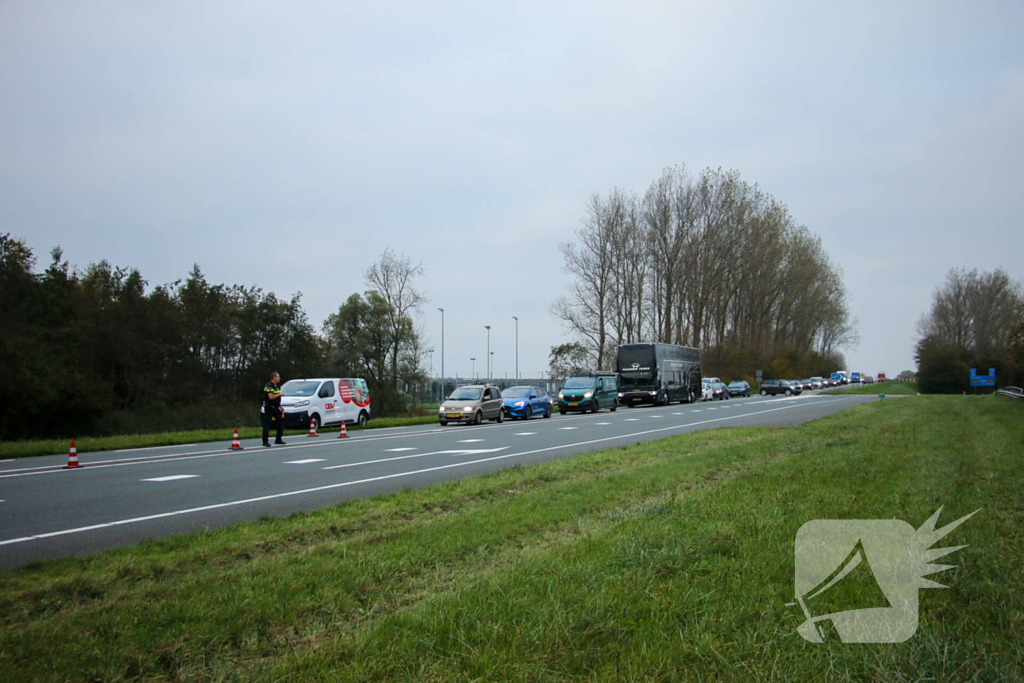 Flinke vertraging na botsing tussen bestelbussen