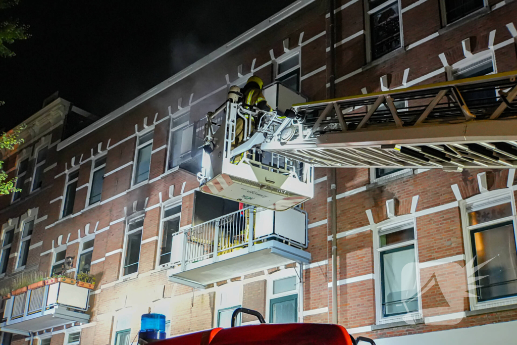 Vrouw en hond gered uit brandende woning