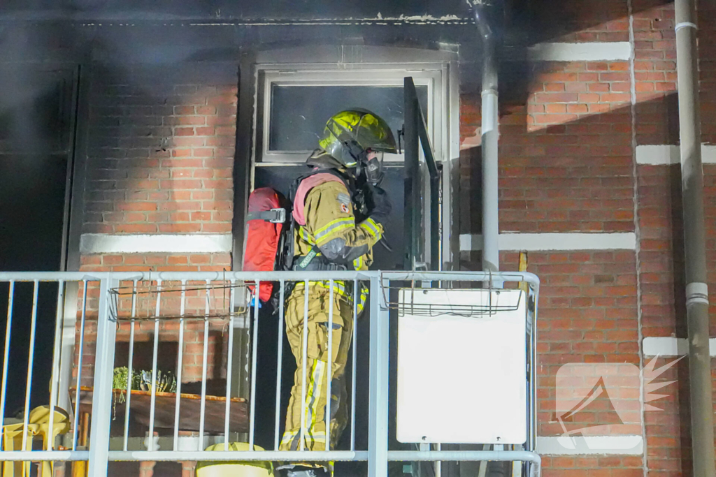 Vrouw en hond gered uit brandende woning